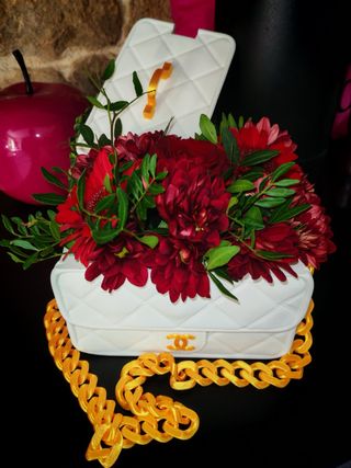 Caixa utilitária “Chanel” branca e dourada