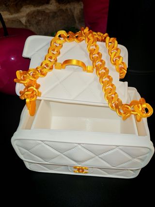 Caixa utilitária “Chanel” branca e dourada