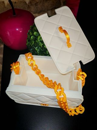 Caixa utilitária “Chanel” branca e dourada