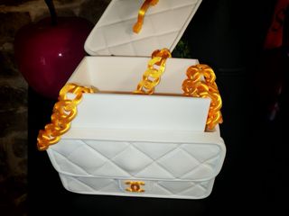 Caixa utilitária “Chanel” branca e dourada