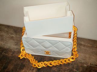 Caixa utilitária “Chanel” branca e dourada