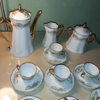 Juego de porcelana con detalles dorados