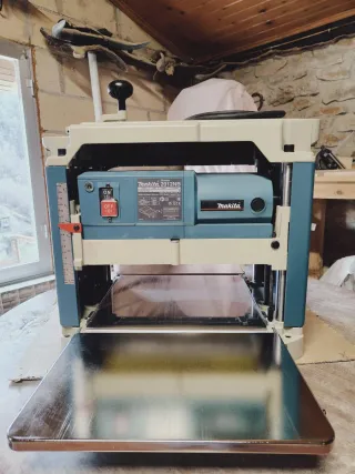 Regruesadora Makita 2012NB