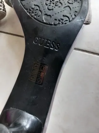 Sandali Guess vintage grigi e argentati