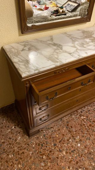 Cómoda de dormitorio grande con mármol