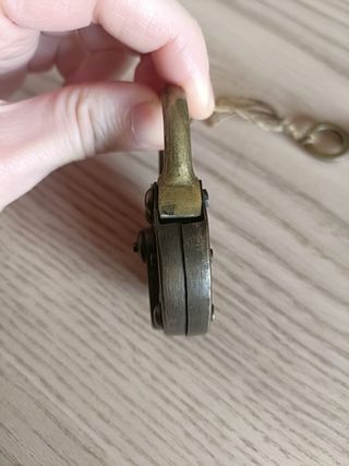 Candado antiguo con llave