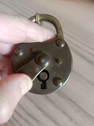 Candado antiguo con llave