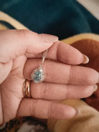 Collana con pendente blu