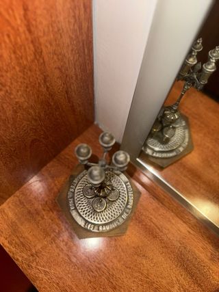 Figura mujer paraguas i farola bronze las ramblas