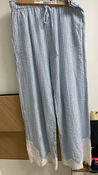 Pantalones Mango rayas y encaje