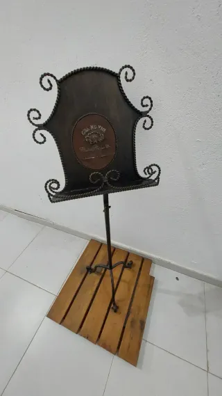 Atril de forja con base de madera