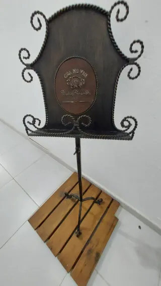 Atril de forja con base de madera