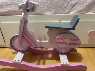 Moto balancín de madera rosa