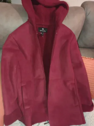 Chaquetón Drizzle con capucha burdeos