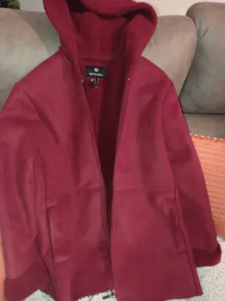 Chaquetón Drizzle con capucha burdeos