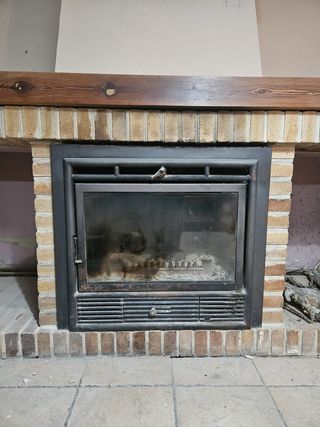 Estufa de leña de metal y madera