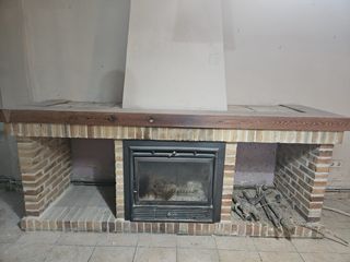 Estufa de leña de metal y madera