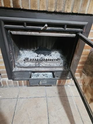 Estufa de leña de metal y madera