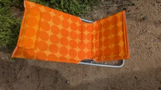 Silla de playa naranja con diseño
