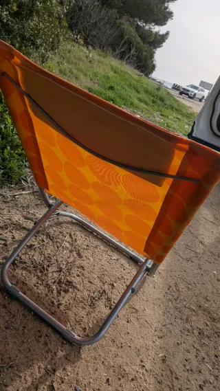 Silla de playa naranja con diseño