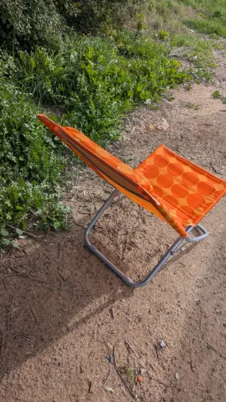 Silla de playa naranja con diseño