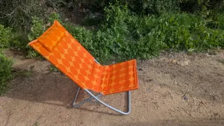 Silla de playa naranja con diseño