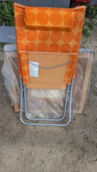 Silla de playa naranja con diseño