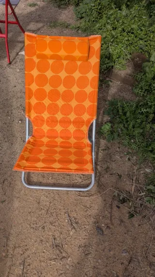 Silla de playa naranja con diseño