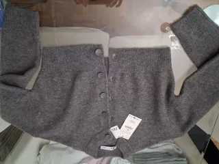 se vende  ropa de mango y zara 80€ suelto pregunt
