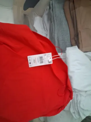 se vende  ropa de mango y zara 80€ suelto pregunt