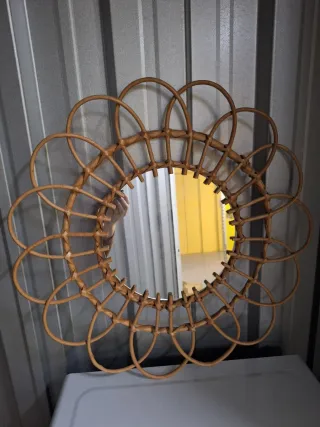 MESA EXTENSIBLE, ESTANTERÍA, ESPEJOS