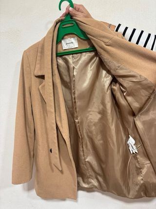 Abrigo Stradivarius beige doble botonadura