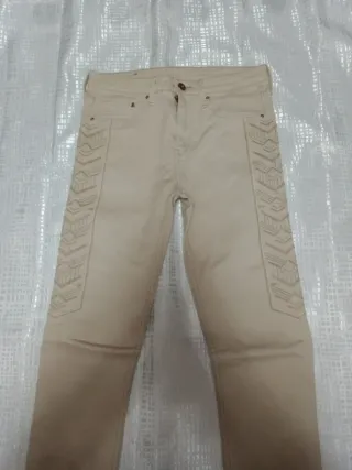 Jeans beige con decorazioni laterali