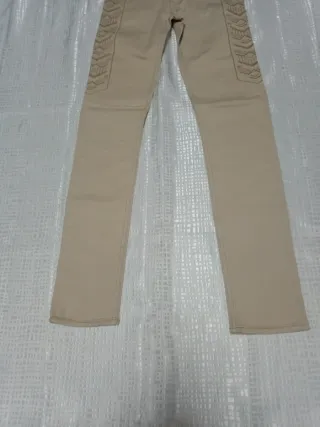 Jeans beige con decorazioni laterali