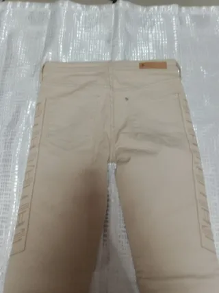 Jeans beige con decorazioni laterali