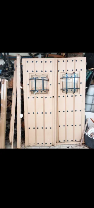 Puertas antiguas dos hojas con remaches