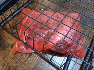 VASAGLE Estantería de Cocina, Soporte para Panadería, Isla de Cocina con Tira Magnética de Cuchillo, Cesta de Alambre, Soporte de Papel, 12 Ganchos, Marrón Rústico y Negro KKS026B01