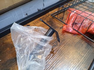 VASAGLE Estantería de Cocina, Soporte para Panadería, Isla de Cocina con Tira Magnética de Cuchillo, Cesta de Alambre, Soporte de Papel, 12 Ganchos, Marrón Rústico y Negro KKS026B01