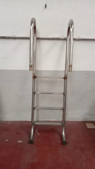 Escalera de piscina de metal
