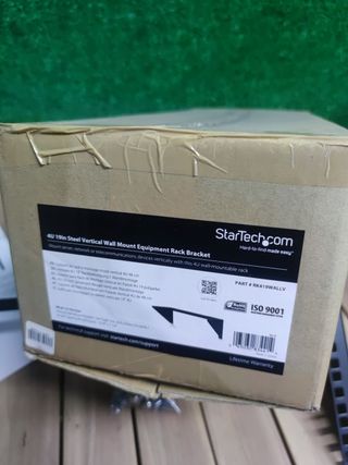 StarTechcom Bracket de 4U de Montaje en Pared para Panel de Parcheo - de 19 Pulgadas - Rack Vertical de Acero para Panel de Parcheo y Equipo de Redes (RK419WALLV)