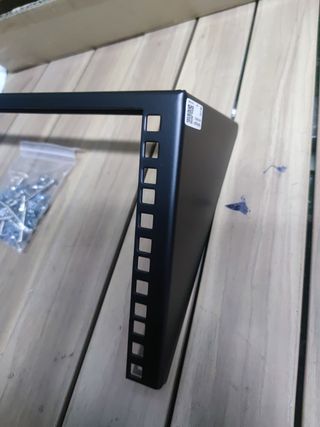 StarTechcom Bracket de 4U de Montaje en Pared para Panel de Parcheo - de 19 Pulgadas - Rack Vertical de Acero para Panel de Parcheo y Equipo de Redes (RK419WALLV)