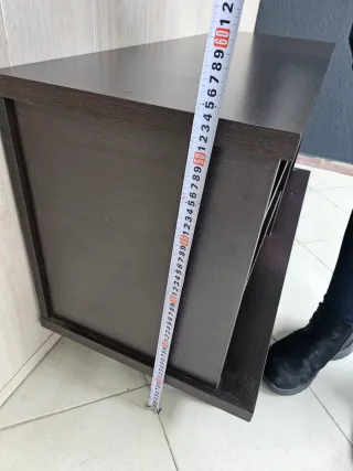 Mueble TV madera oscuro con ruedas