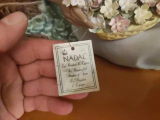 Figura de porcelana mujer con flores