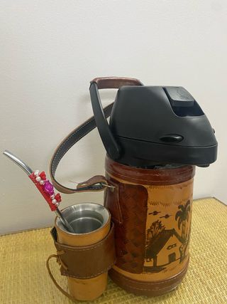 Termo de cuero con mate y bombilla