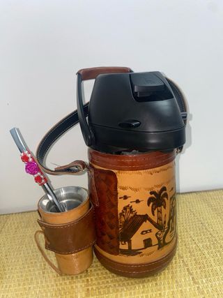 Termo de cuero con mate y bombilla