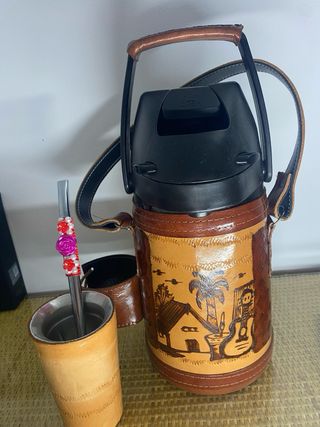 Termo de cuero con mate y bombilla