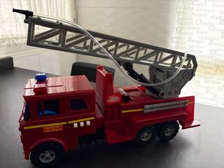 Camión de bomberos de juguete con escalera