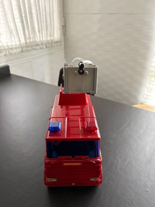 Camión de bomberos de juguete con escalera