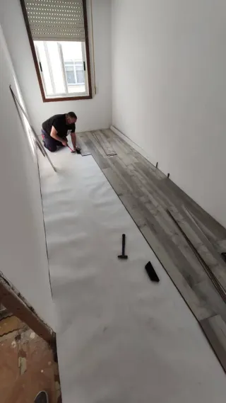 Instalación tarimas, vinílicos y baños