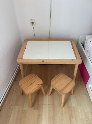 Mesa infantil de madera con 2 taburetes